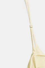 Vestido midi negro de tejido satinado, con escote en pico y tirantes finos ajustables. Presenta un detalle de tiras cruzadas en la espalda descubierta y cierre con cremallera metálica.