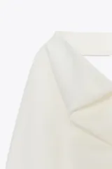 Body blanco de cuello halter drapeado con espalda descubierta y cierre inferior con botones a presión.