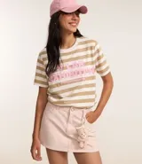 Remera de algodón con poliéster a rayas horizontales color beige y blanco, con cuello redondo y mangas cortas. Estampado frontal con lettering en color rosa.