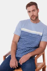 Remera celeste con rayas horizontales blancas y azules.