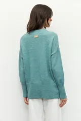 Sweater tejido color celeste con cuello alto y mangas largas.