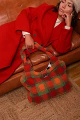 Bolso tote de hombro de corderito sintético con estampado a cuadros en tonos naranja, azul, verde y violeta. Forro de algodón a cuadros blancos y negros.