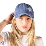 Gorra de jean celeste con visera desgastada y aplique de estrella plateada.