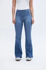 Jean de tiro medio, corte ajustado en cintura y caderas, con pierna acampanada.