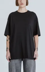 Remerón negro de corte extra oversize con hombros caídos, cuello redondo y doble costura.