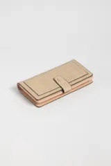 Billetera de textura beige con cierre tipo broche y organización interna.