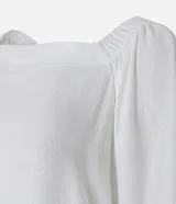 Blusa de mangas 3/4 con elásticos y lazos en los puños, confeccionada en viscosa, con escote cuadrado.