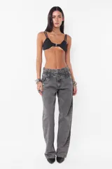 Pantalón denim rígido color gris con doble cintura, tiro medio y corte recto.