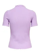 Camiseta de punto acanalado color lila, con cuello perkins con volados y mangas cortas.