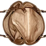 Bolso tote grande de Guess, color marrón con estampado logomarca en patrón repetitivo. Presenta asas de hombro en color marrón oscuro y herrajes dorados. Incluye un dije colgante con el logo de la marca.