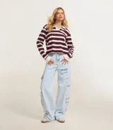 Pantalón de jean celeste de corte wide leg con bolsillos cargo laterales.