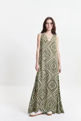 Vestido largo con estampado abstracto en tonos marrón, negro y blanco, con escote en V y corte suelto.