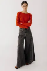 Pantalón jean color borgoña, de corte wide leg y tiro alto.