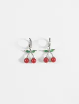 Aros colgantes plateados con forma de cerezas esmaltadas en rojo y hojas verdes.