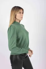 Sweater de hilo color verde con cuello redondo y hombros abullonados.