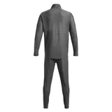 Conjunto deportivo Under Armour Challenger azul marino, compuesto por campera con cierre y pantalón largo. La campera tiene cuello alto, cierre frontal completo, bolsillos laterales y logo de la marca en el pecho. El pantalón tiene cintura elástica con cordón ajustable, bolsillos laterales y cierres en los tobillos.