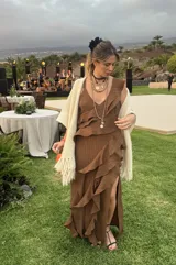 Vestido largo marrón con volados verticales, tajo delantero y espalda baja con tiras ajustables.