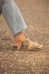 Sandalias con estampado de víbora, dos hebillas doradas ajustables, plantilla anatómica y suela de goma.