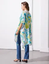 Kimono tejido con estampado abstracto en tonos azul, amarillo y blanco. Tiene mangas amplias estilo japonés y terminación de ruedo con borlas.
