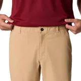 Short chino color beige, con tecnología Omni-Shade™ UPF 50 para protección solar y Omni-Shield™ para repeler la humedad y las manchas.