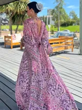 Vestido largo de polysilk con estampado paisley en tonos azul, celeste y dorado. Tiene escote en V, mangas largas acampanadas y corte amplio.