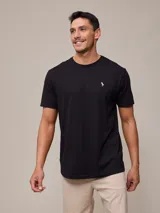 Remera negra de algodón con cuello redondo y manga corta.