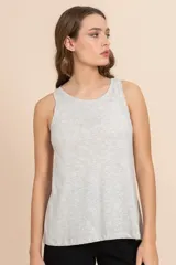 Musculosa básica de algodón color gris claro, con cuello redondo y sisas amplias.