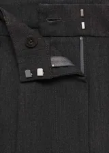 Pantalón de vestir gris con pinzas, tiro medio, diseño recto y largo.