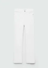 Pantalón de jean blanco de tiro alto, corte flare, con cierre de cremallera y botón, cinco bolsillos, trabillas y bajo deshilachado.