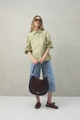 Camisa blanca de mangas 3/4 abullonadas con bordado floral en el frente.