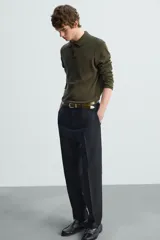 Polo manga larga color marrón, de punto tejido en hilatura italiana, corte regular fit, cuello solapa con cierre frontal de botonadura y acabados en rib.