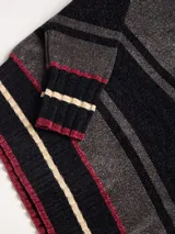 Sweater azul con cuello alto con medio cierre, textura tipo terciopelo y puños acanalados.