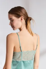 Conjunto de pijama color verde agua con detalles de encaje en el top y el short.