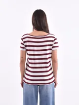 Remera de algodón a rayas horizontales blancas y negras, de corte recto y mangas cortas.