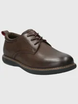 Zapato acordonado de cuero color caramelo, con plantilla hipoalergénica combinada con BLOOM® y suela de Eva con cortes que brindan mayor flexibilidad al caminar.