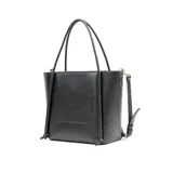 Bolso tote negro de cuero sintético con asas fijas y correa desmontable regulable. Tiene acceso con cierre, herrajes dorados y un bolsillo interno con cierre.