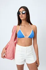 Top de bikini triangular negro con bordes blancos y tirantes finos.