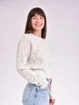 Sweater de punto calado color crudo, de corte holgado y mangas largas.