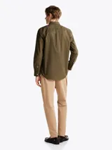 Camisa verde militar de popelín de algodón con tecnología Flex, corte regular, cuello con botones, puños redondeados con botón y logo de Tommy Hilfiger bordado en el pecho.