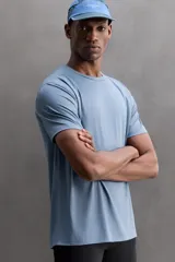 Camiseta deportiva marrón de tejido técnico, ligero y elástico con estructura. Tiene cuello redondo, manga corta, costuras planas y logo estampado.