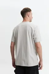 Remera gris de manga corta con estampado de escalera y texto en el frente.