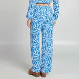 Pantalón de mujer con estampado abstracto en tonos azul y blanco.
