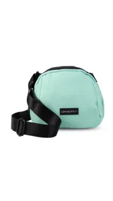 Bandolera pequeña de tela negra, con correa ancha ajustable y cierre superior.