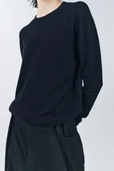 Sweater color borgoña de lana con cuello redondo y mangas largas.