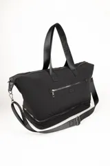 Bolso de gran capacidad color negro, con asas superiores fijas y correa desmontable y regulable.