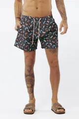 Short de baño con estampado de hojas de palmera en tonos beige, verde y naranja.