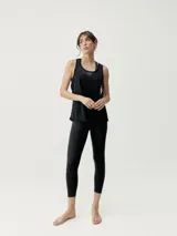 Musculosa holgada negra de tejido técnico fluido, ideal para el gimnasio o actividades deportivas.