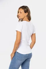 Remera color rosa con textura acanalada, cuello redondo y botones frontales.