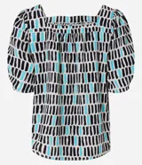 Blusa de crepé con estampado geométrico en negro y celeste sobre fondo blanco, escote cuadrado y mangas cortas abullonadas.