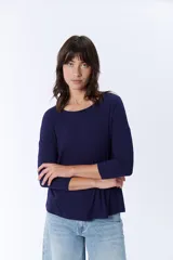 Remera azul marino de viscosa con mangas 3/4 y cuello redondo.